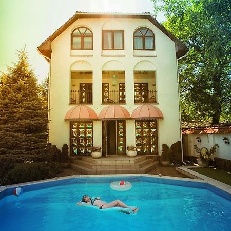 Eduard Hotel Oezjhorod Buitenkant foto