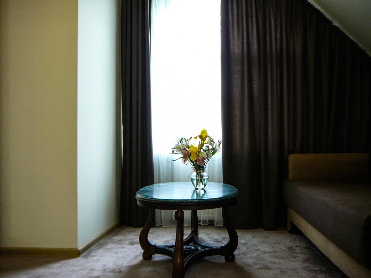 Eduard Hotel Oezjhorod Buitenkant foto
