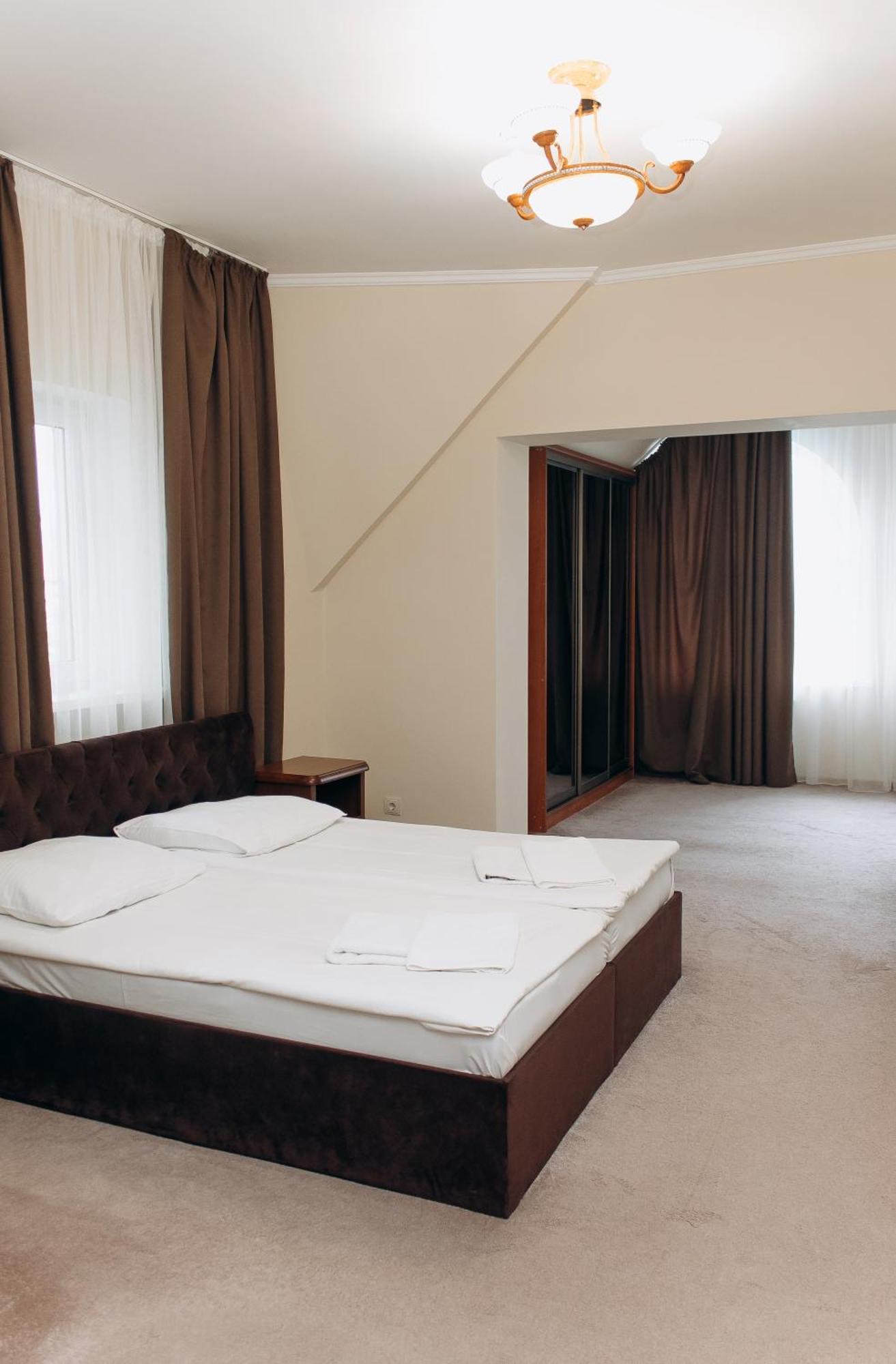 Eduard Hotel Oezjhorod Buitenkant foto