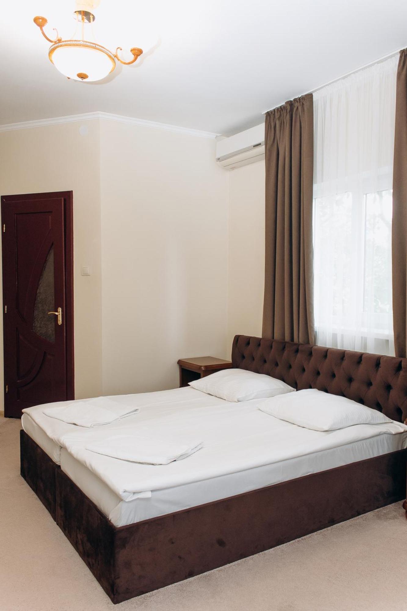 Eduard Hotel Oezjhorod Buitenkant foto