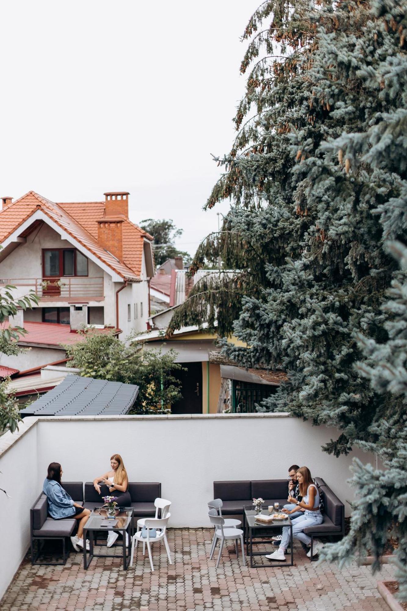 Eduard Hotel Oezjhorod Buitenkant foto