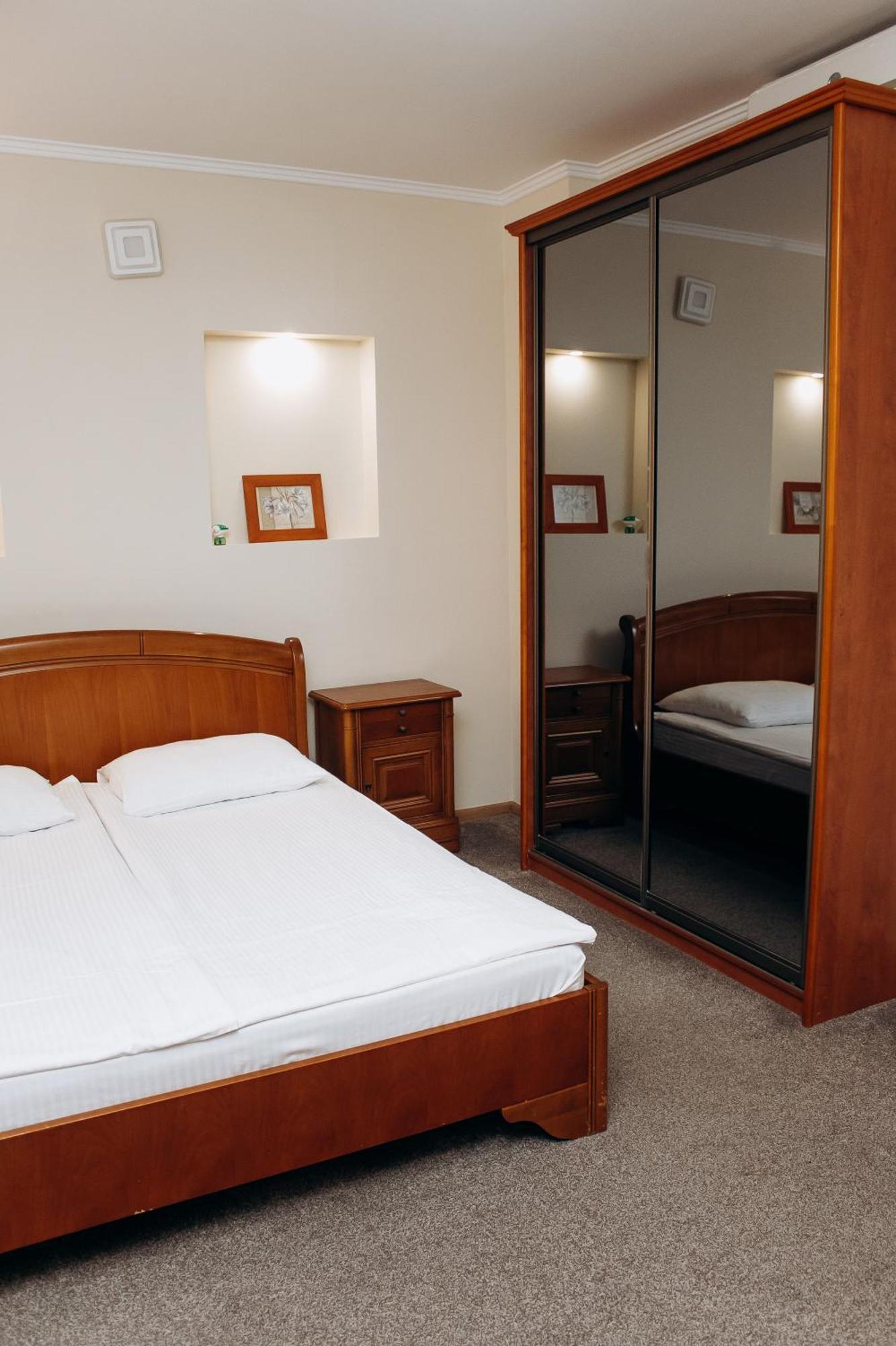 Eduard Hotel Oezjhorod Buitenkant foto