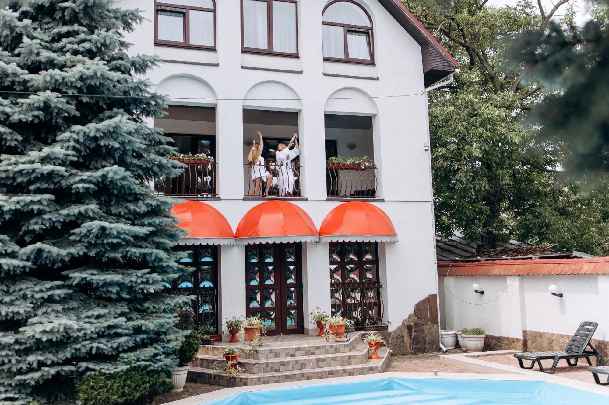 Eduard Hotel Oezjhorod Buitenkant foto