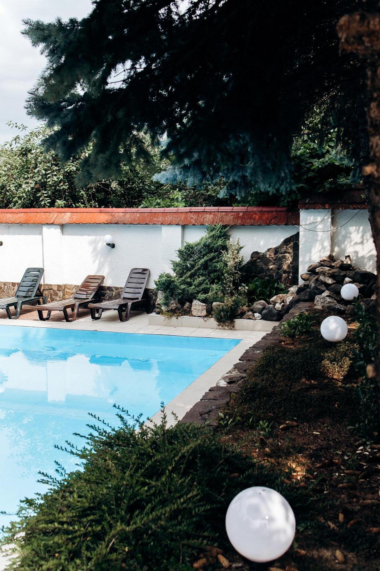 Eduard Hotel Oezjhorod Buitenkant foto