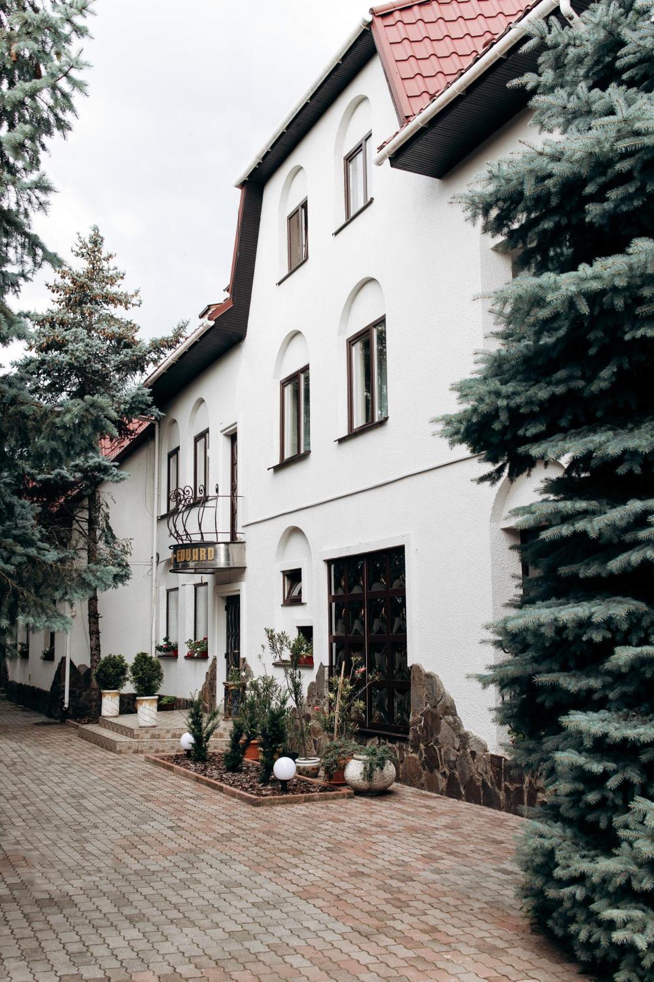 Eduard Hotel Oezjhorod Buitenkant foto