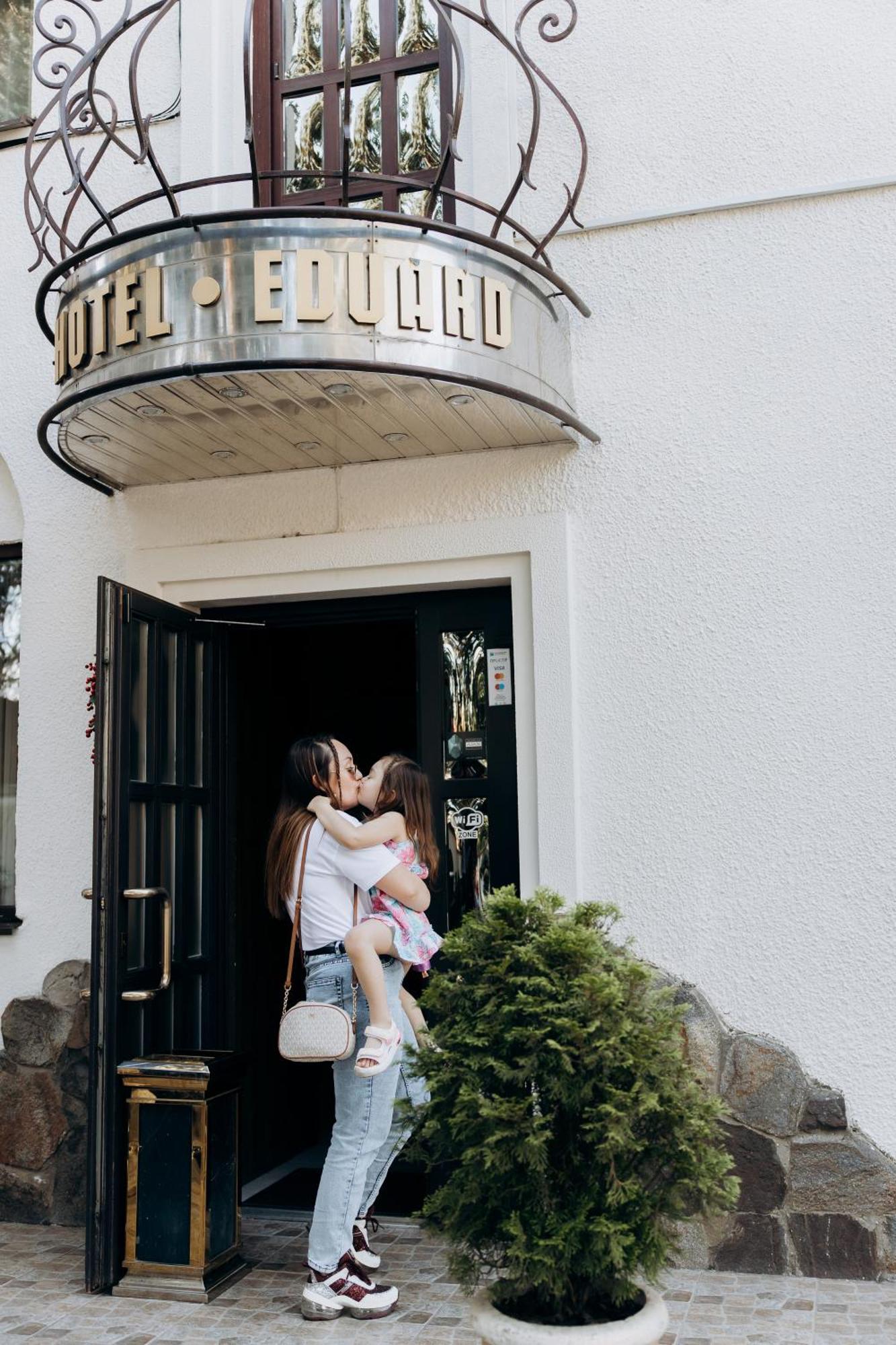 Eduard Hotel Oezjhorod Buitenkant foto